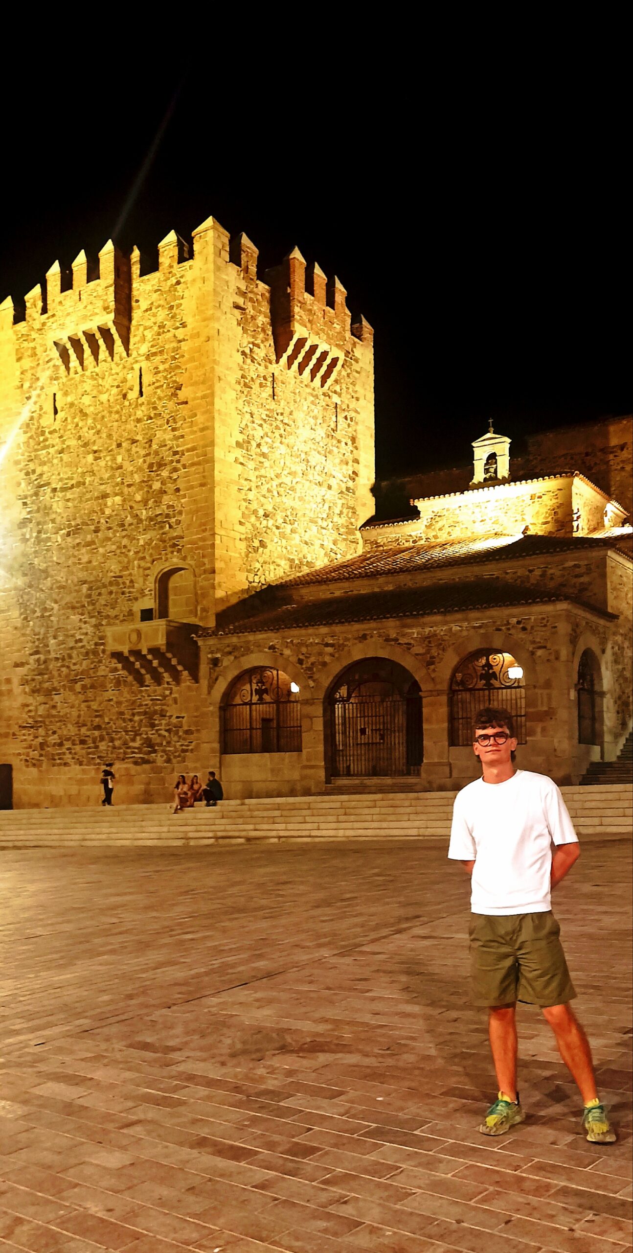 A quiet pause in a historic plaza